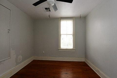 Bedroom closest to the front door. (needs paint job, I'll take care of that)
