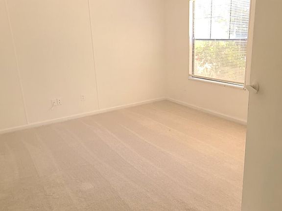 3rd image of 127 Forest Glen Ln