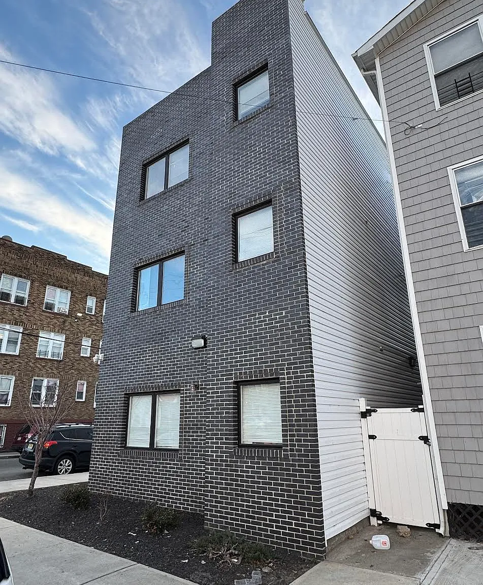 1 bed, $1,636 — Photo 1