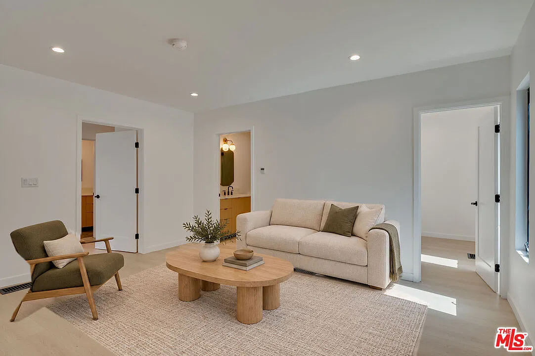 2 bed, 2.0 bath, 985 sqft, $4,500 — Photo 1