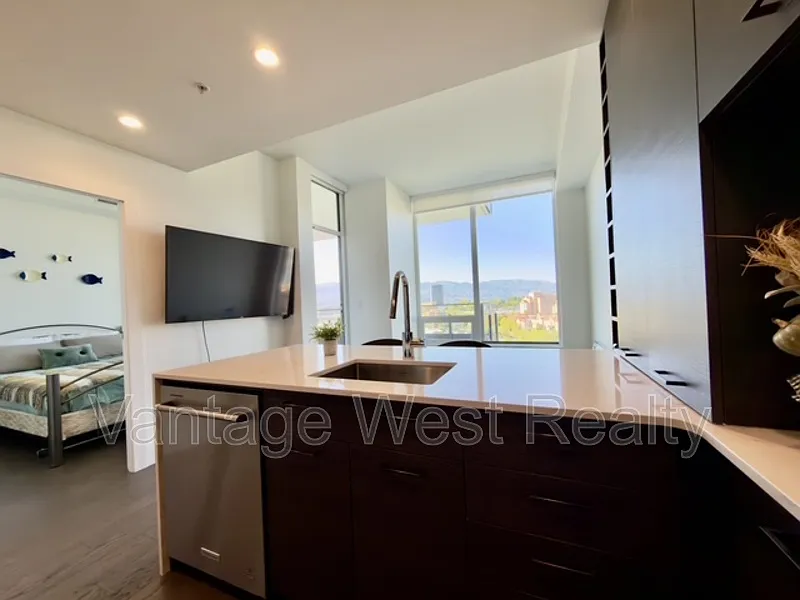 Photo 2 of 24 - 1181 Sunset Dr #1006 - Kelowna, BC Building Photo - 1181 Sunset Dr #1006