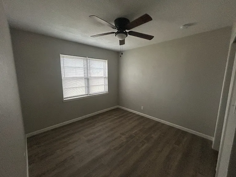 Hall Bedroom
Dimensions 10'1" x 10'3"