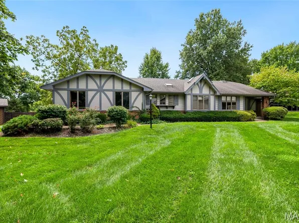 13 Village Dr W, Saint Charles, MO 63303