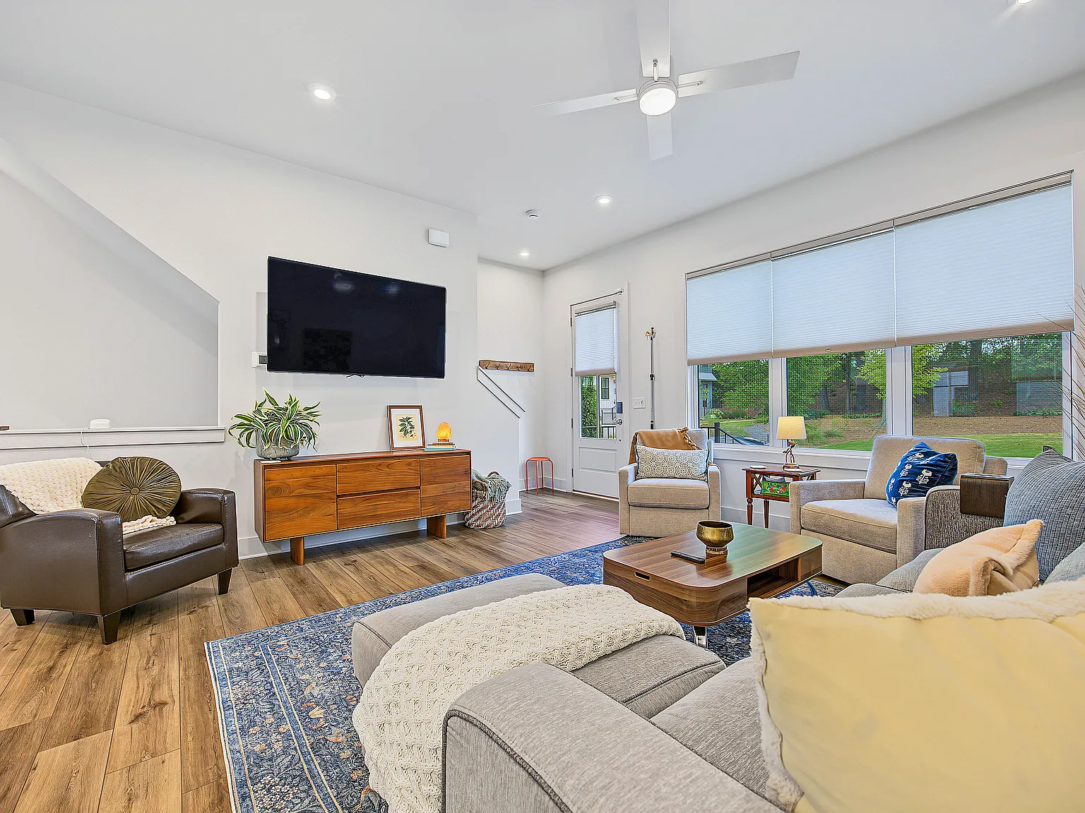 2 bed, 2.5 bath, 1341 sqft, $4,000 — Photo 2