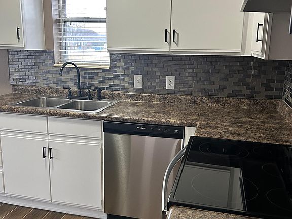 3rd image of 122 E Peachtree Dr
