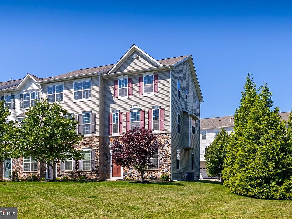 1st image of 460 Aura Rd