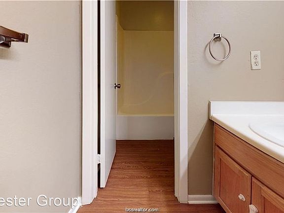 2nd image of 907 Balcones Dr APT 108