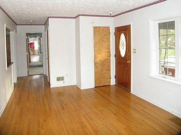 2nd image of 438 Division St