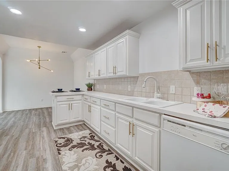 300 Glen Dr — Photo 20
