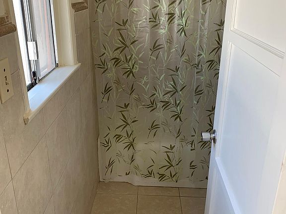 3rd image of 924 W Clark Ave #924B