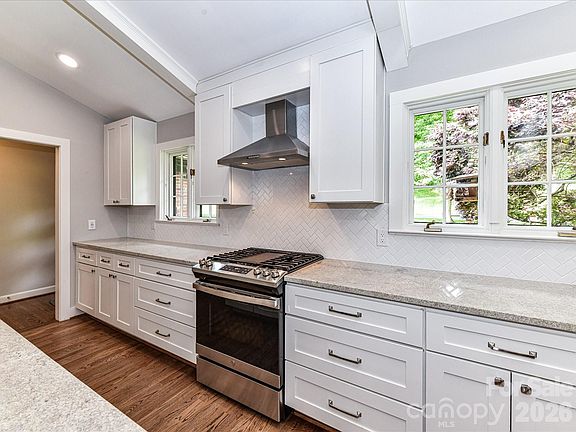 5th image of 2401 Wensley Dr