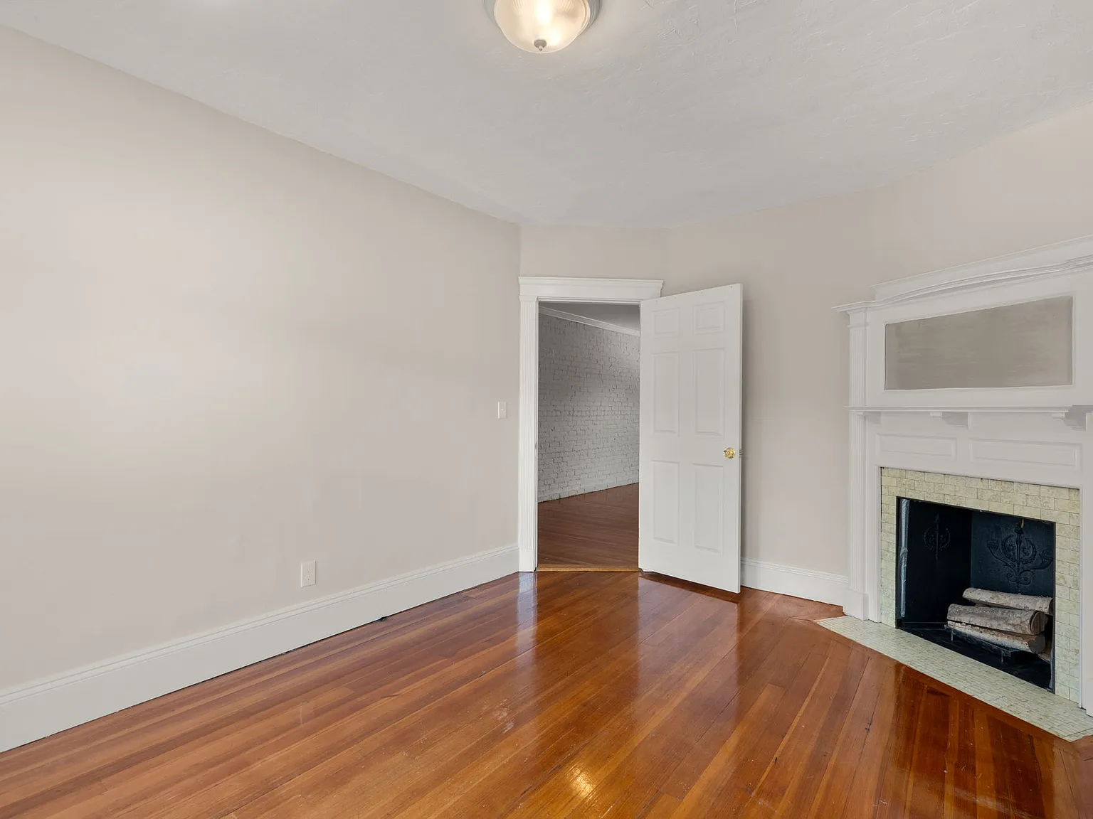 3 bed, 1200 sqft, $3,300 — Photo 2
