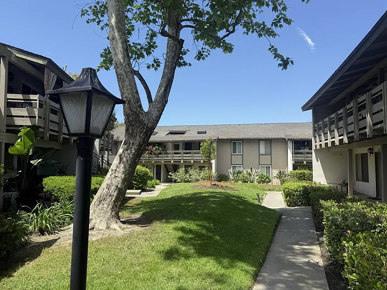 23732 Hillhurst Dr #73 — Photo 26