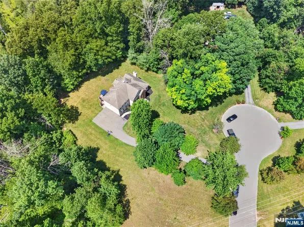 11 Whispering Woods Ln, Sparta, NJ 07871
