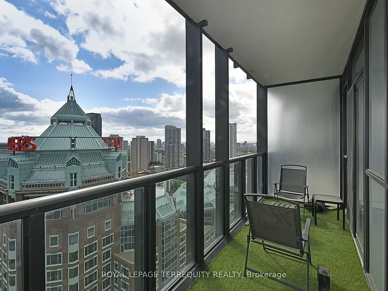 110 Charles St E #2710 — Photo 15