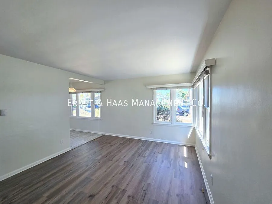 Beautiful Duplex Apartment in Prime Bixby Knolls Area! — Photo 3