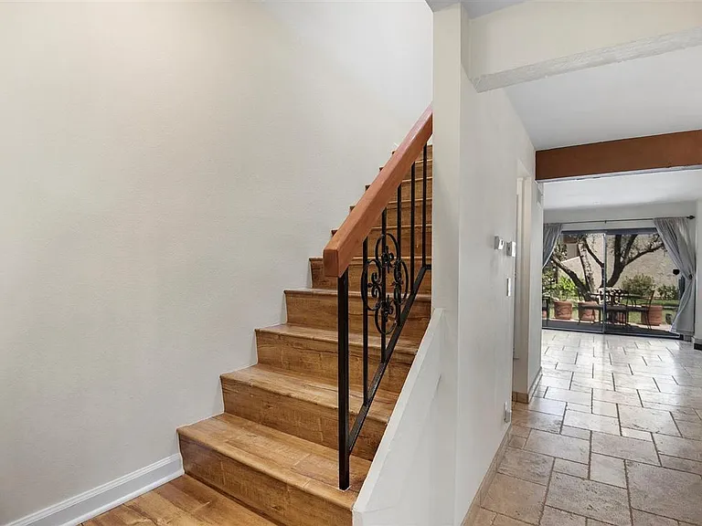 5760 Owensmouth Ave — Photo 7