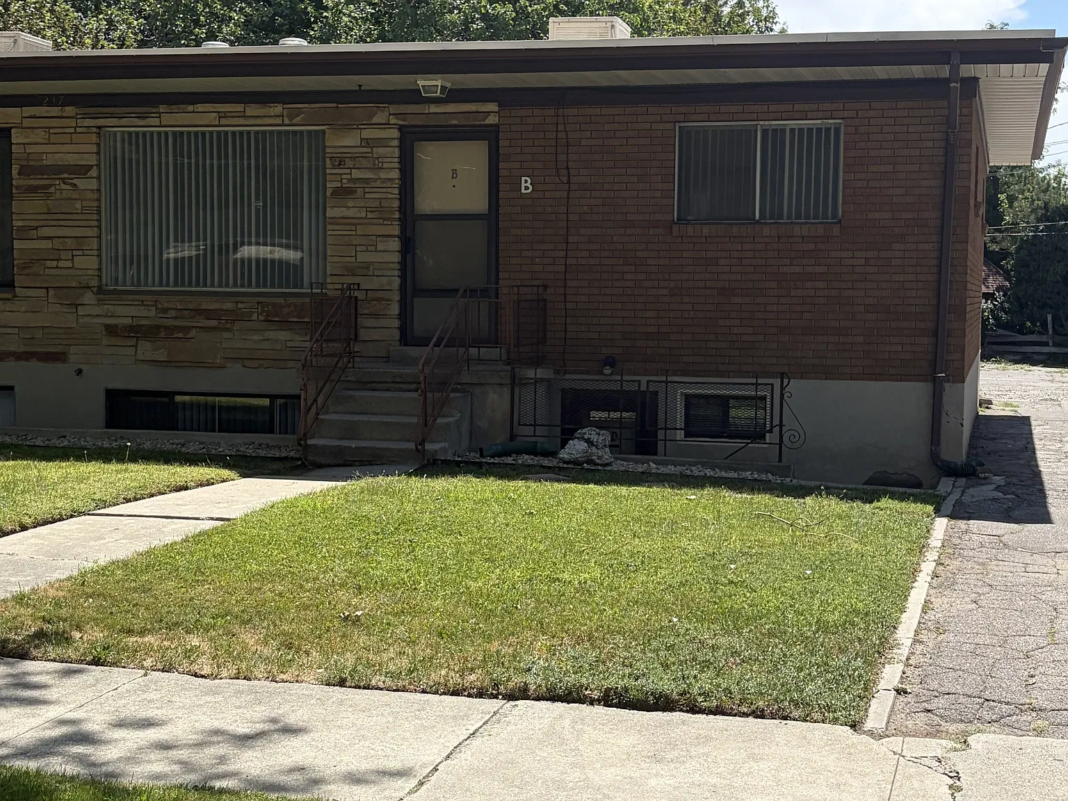 237 W State St — Photo 2