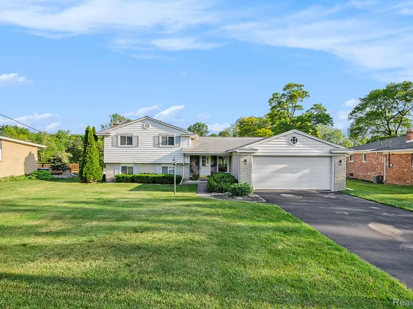 3255 Schoolhouse Dr, Waterford, MI 48329