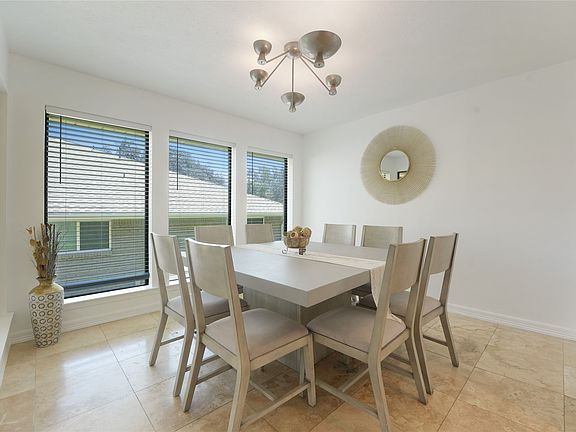 5th image of 9677 Fallbrook Dr