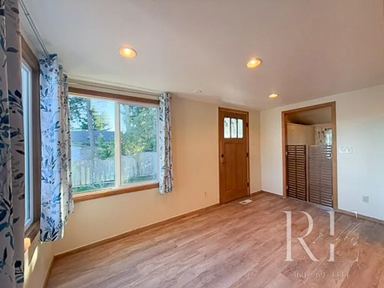 5765 Watauga Beach Dr E — Photo 9