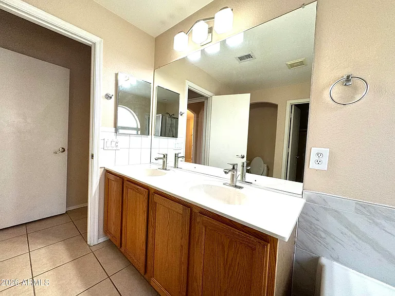 629 N Kenneth Pl — Photo 18