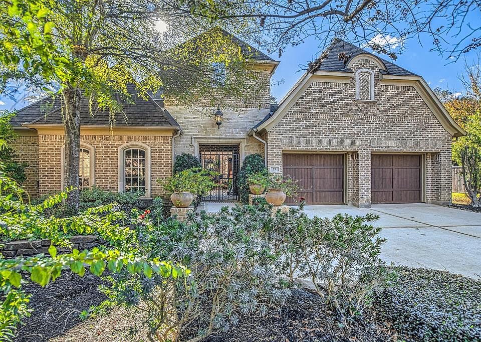 Fantastic home on 11,590 sq.ft. cul de sac lot with no rear neighbors. Located in Mason Pond at the front of The Woodlands within 2 miles of I-45 and many popular Woodlands venues.