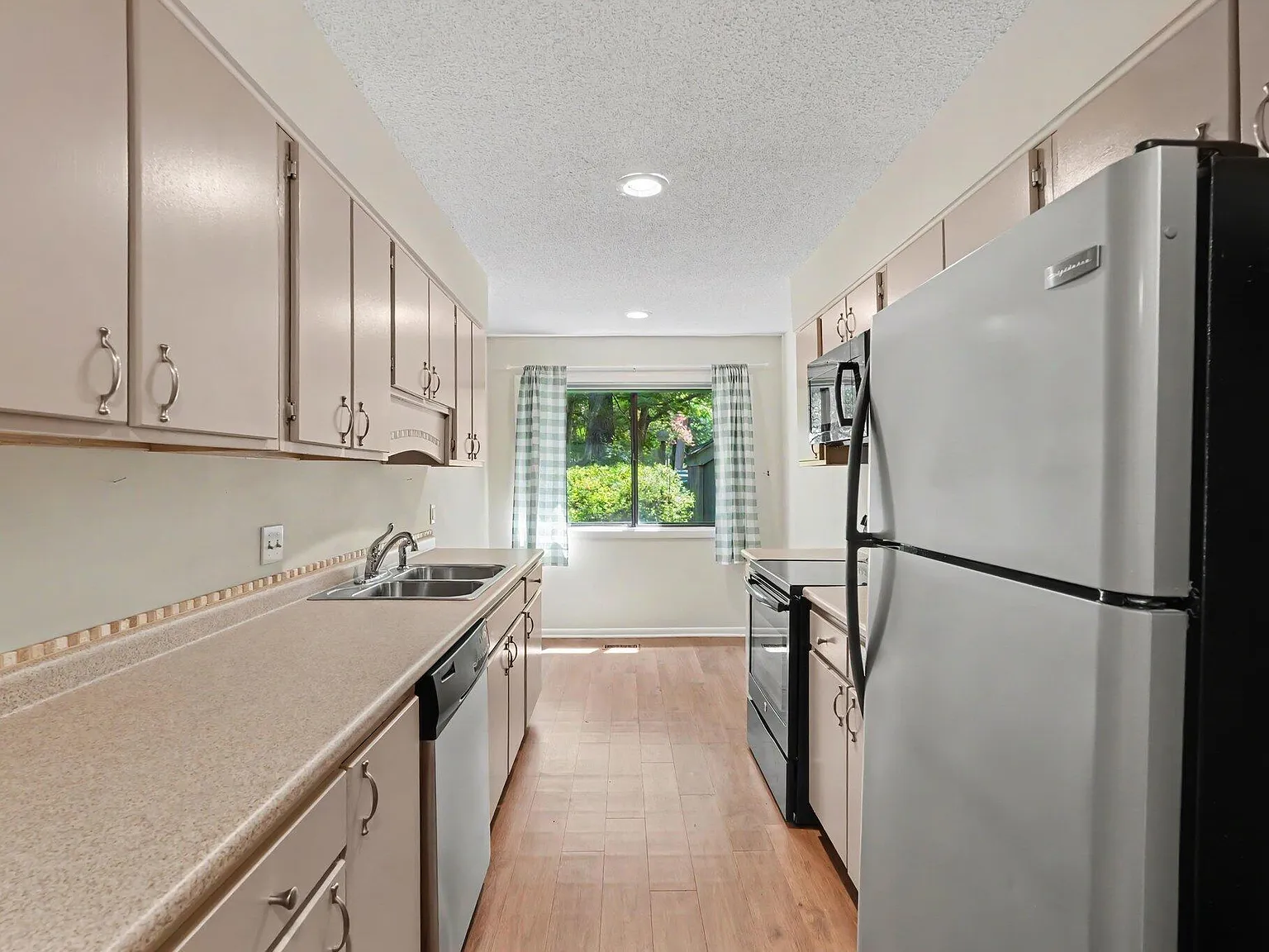 3 bed, 4.0 bath, 2016 sqft, $2,400 — Photo 4