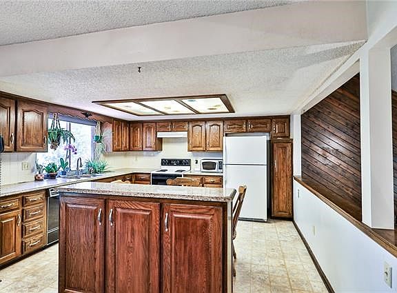 5th image of 704 SW New Orleans Ct