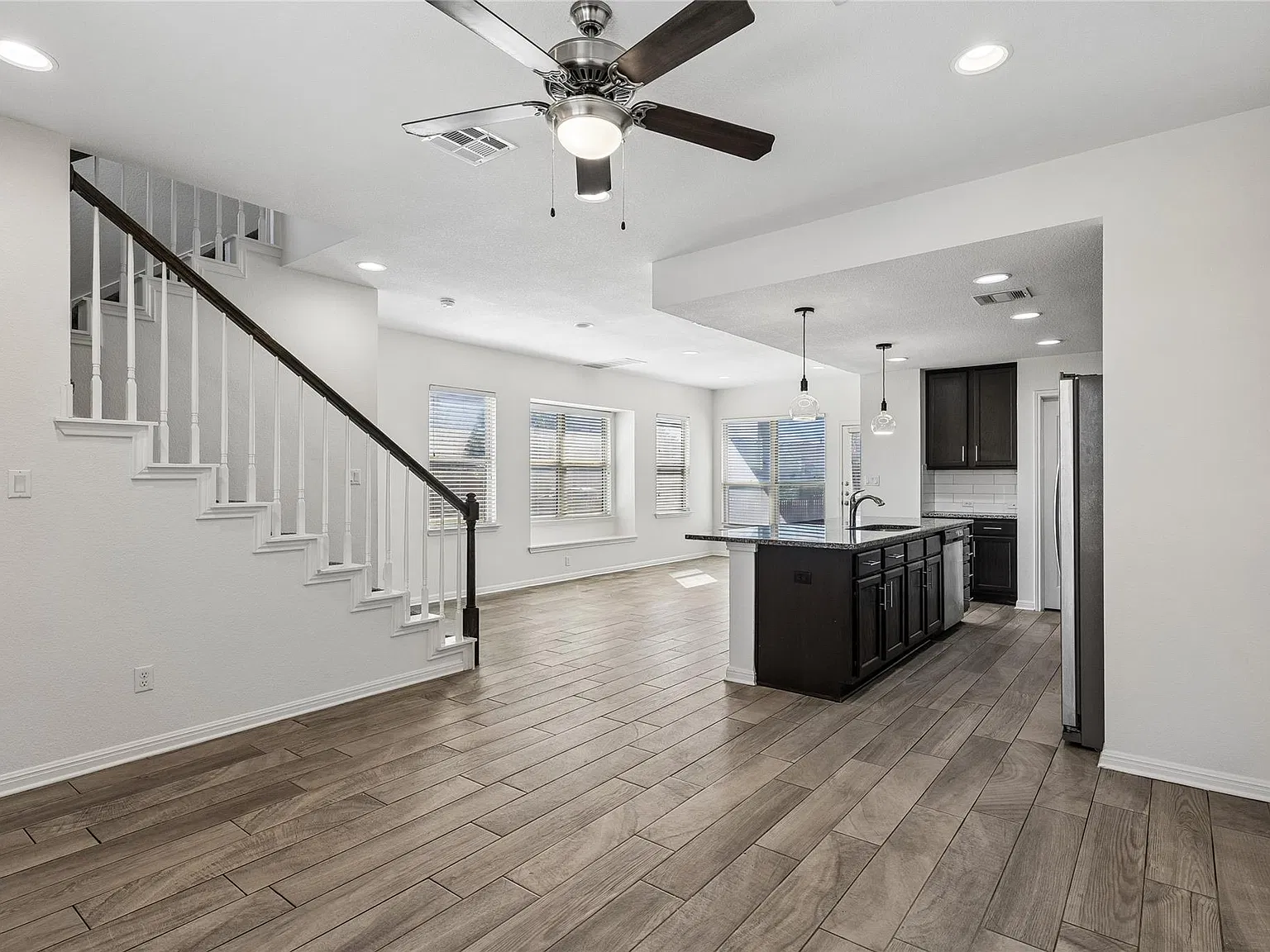 3 bed, 2.5 bath, 1587 sqft, $2,069 — Photo 4