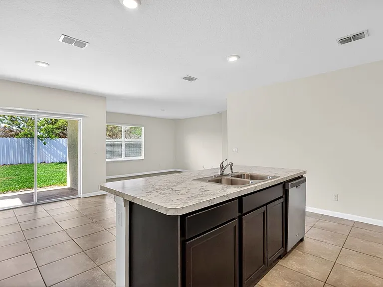 393 SW Tarra Ave — Photo 13