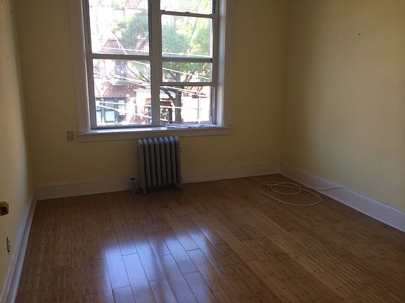 4th image of 2563 33rd St APT 2F