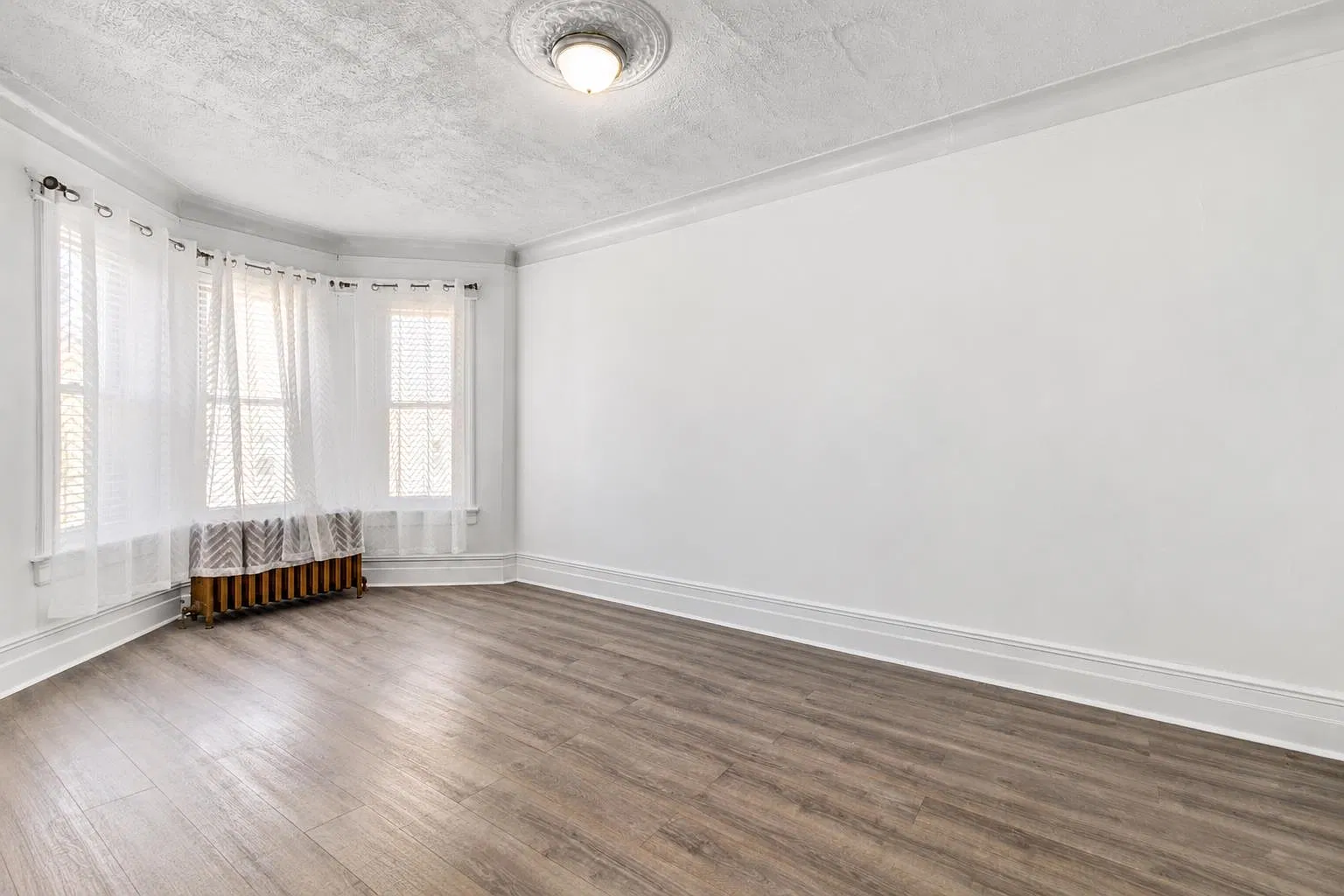 3 bed, 1.0 bath, 1377 sqft, $3,600 — Photo 4