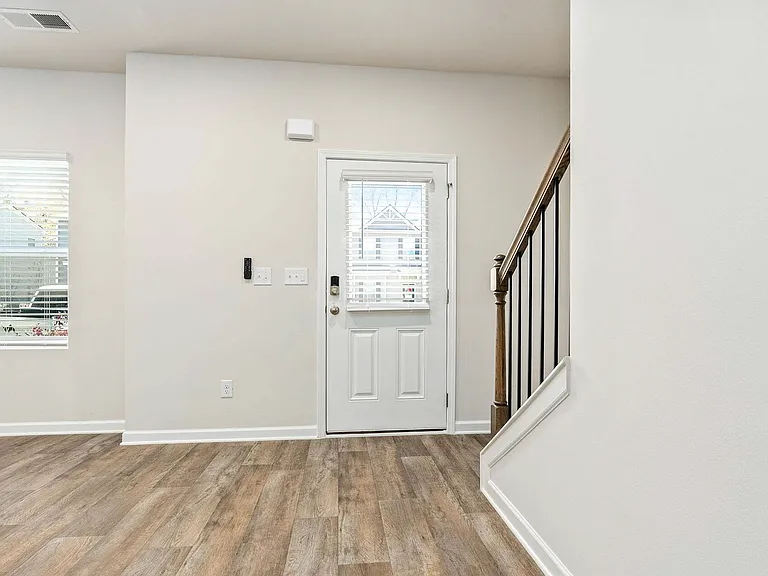 3247 Hamlet Dr — Photo 4