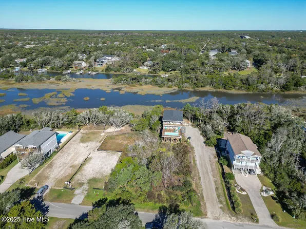 204 W Pelican Drive, Oak Island, NC 28465