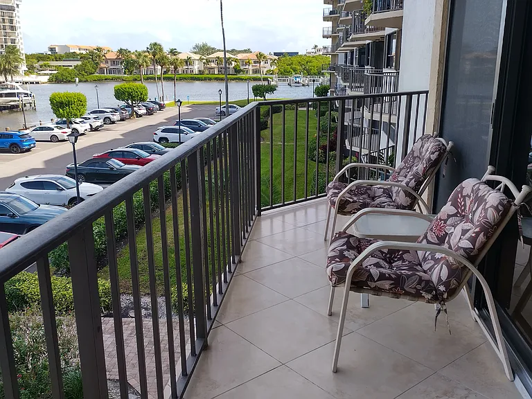 899 Jeffery St #402 — Photo 27