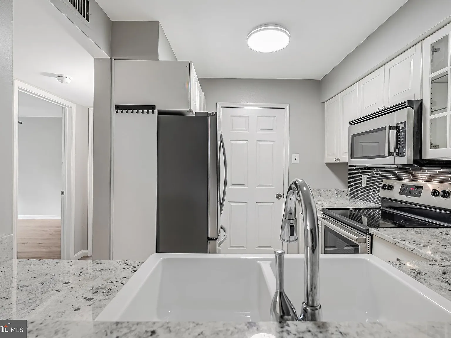 2 bed, 2.0 bath, 1050 sqft, $2,900 — Photo 3