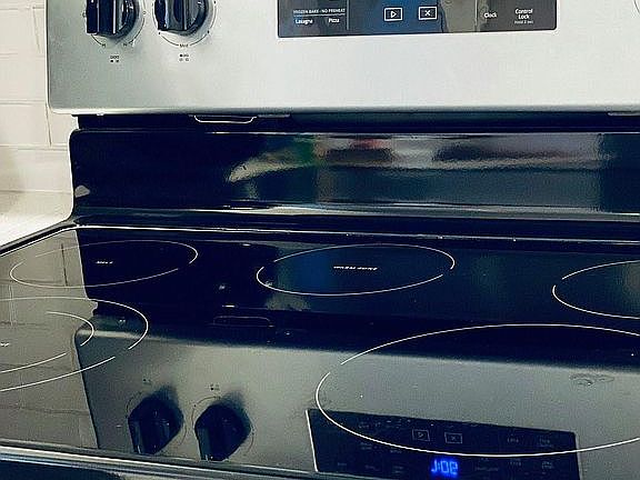 Electric oven by Whirlpool