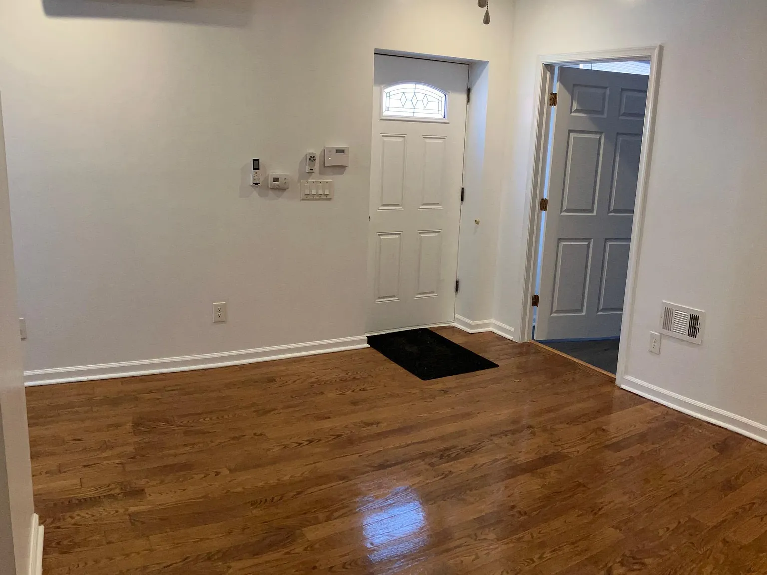 2 bed, 1.0 bath, 2080 sqft, $1,550 — Photo 3