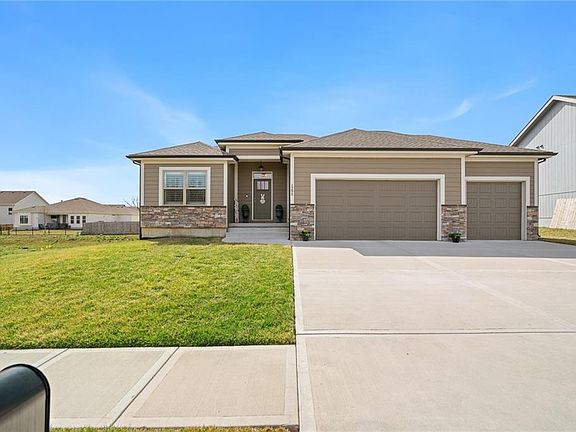 3rd image of 1295 NW Crestwood Dr