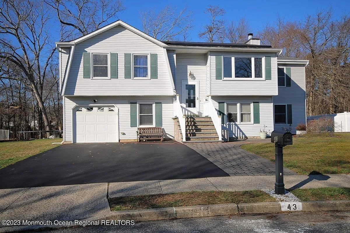 43 Eric Drive photo 1