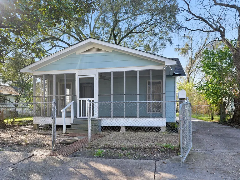 2402 Louisiana Ave — Photo 1