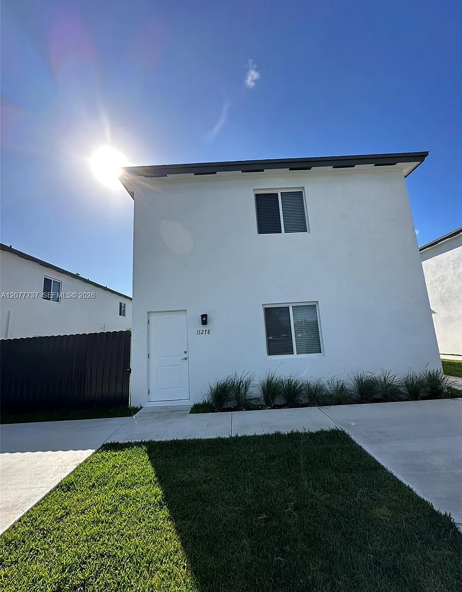 3 bed, 2.5 bath, $2,495 — Photo 1