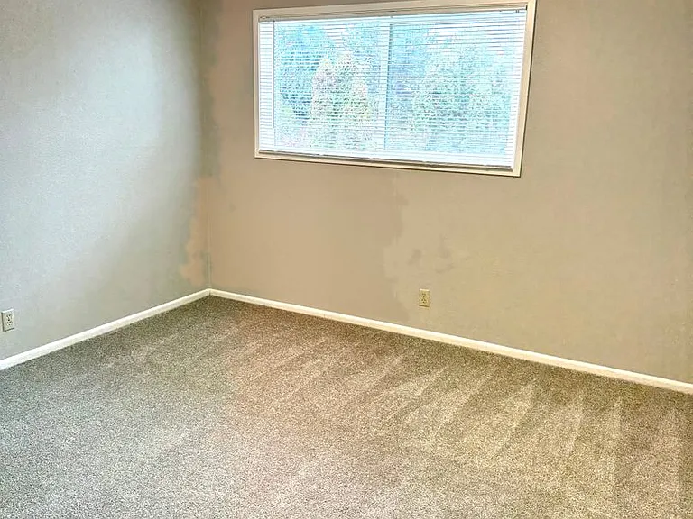 ZhH608 - R Street Apts — Photo 15