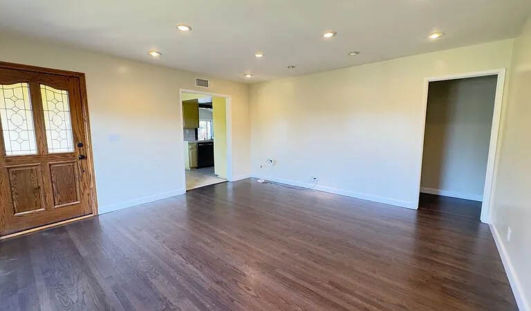 403 Lupin Ln — Photo 4