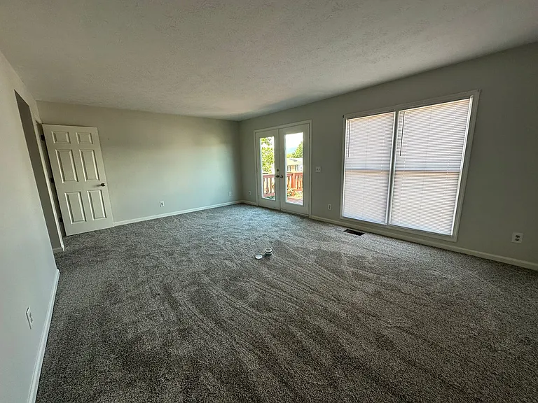 1047 Blue Ridge Dr — Photo 4
