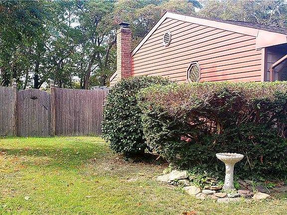 3rd image of 10 Central Woods Ln