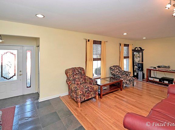 4th image of 575 Parkside Ct