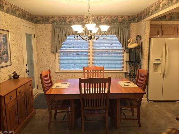 3rd image of 501 Elizabeth Ln