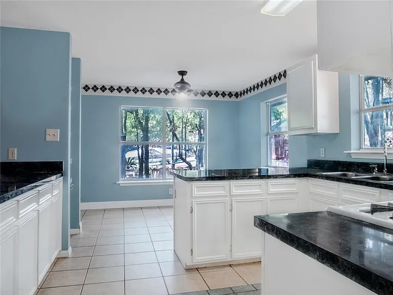 1107 Delano St — Photo 3